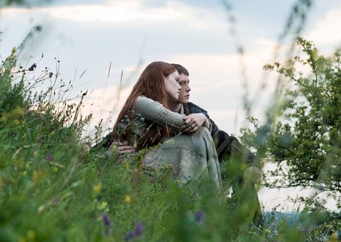 Daisy Ridley (Ophelia) en George MacKay (Hamlet)