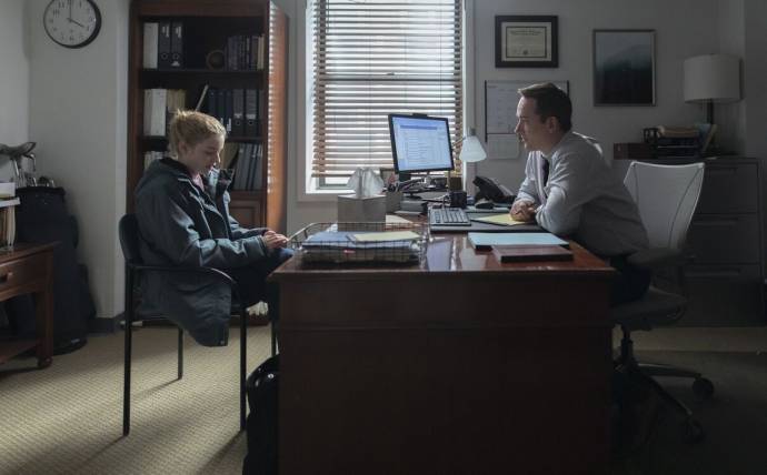 Julia Garner (Jane) en Matthew Macfadyen (Wilcock)