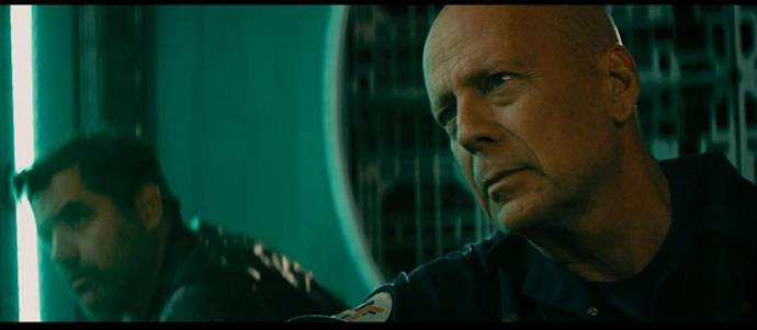 Cody Kearsley (Noah) en Bruce Willis (Clay Young)