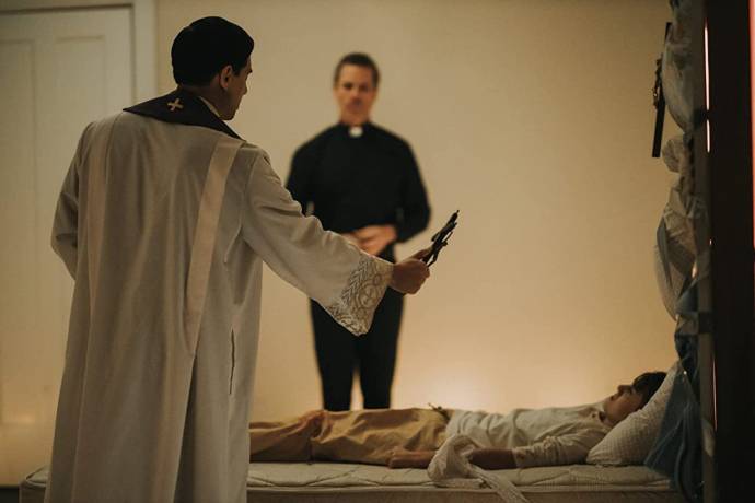 Vadhir Derbez (Father Daniel) en Guy Pearce (Father Peter)