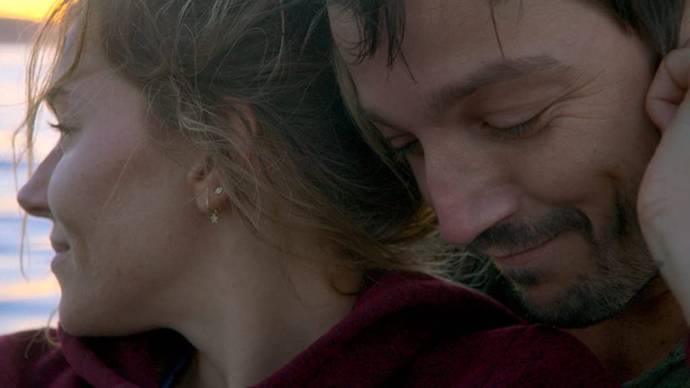 Sienna Miller (Adrienne) en Diego Luna (Matteo)