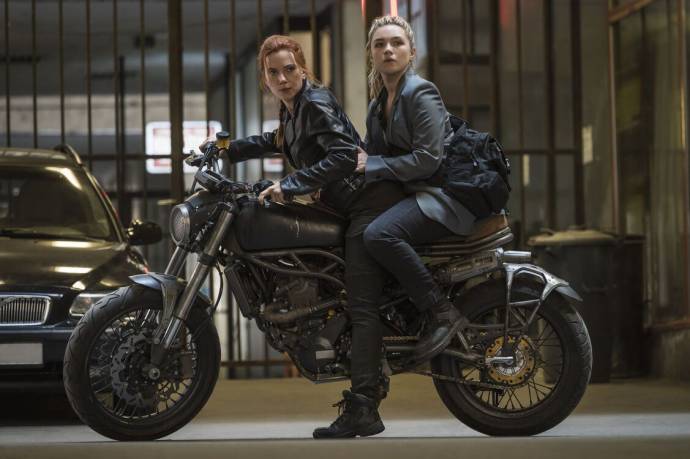 Scarlett Johansson (Natasha Romanoff / Black Widow) en Florence Pugh (Yelena Belova)