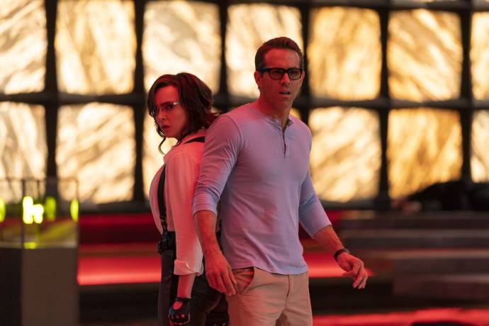 Jodie Comer (Millie / Molotov Girl) en Ryan Reynolds (Guy)