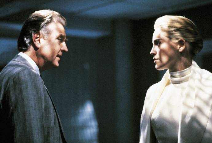 Denis Arndt (Lieutenant Walker) en Sharon Stone (Catherine Tramell)