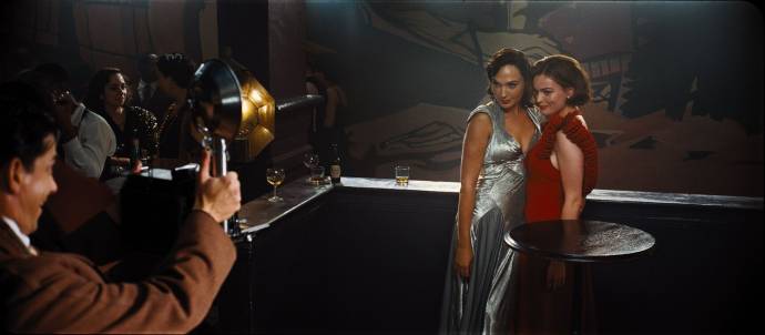 Gal Gadot (Linnet Ridgeway) en Emma Mackey (Jacqueline de Bellefort)