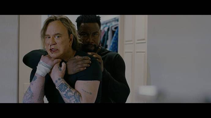 Mickey Rourke (Johnny) en Michael Jai White (James Baker)