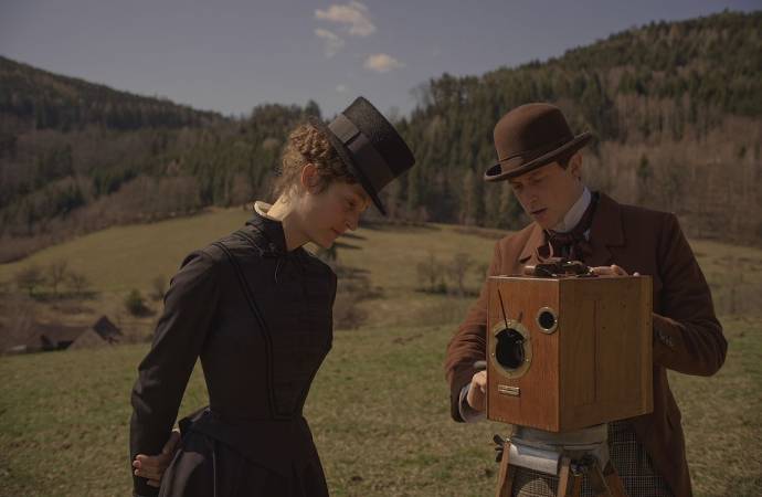 Vicky Krieps (Empress Elisabeth) en Colin Morgan (Bay Middleton)