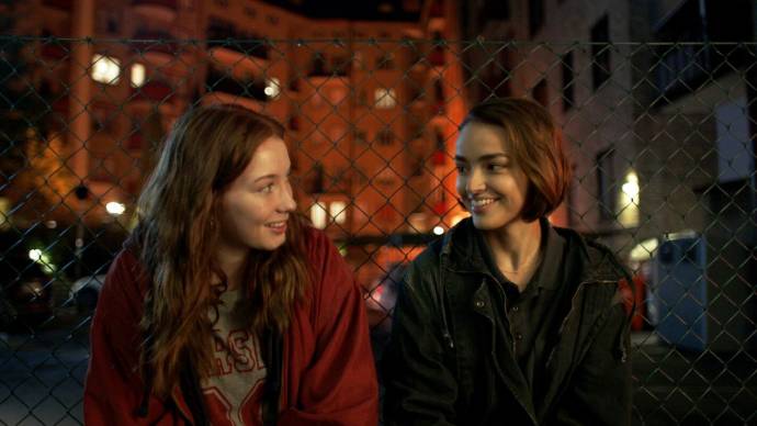 Nikki Hanseblad (Joanna) en Melina Benett Paukkonen (Audrey) in So Damn Easy Going