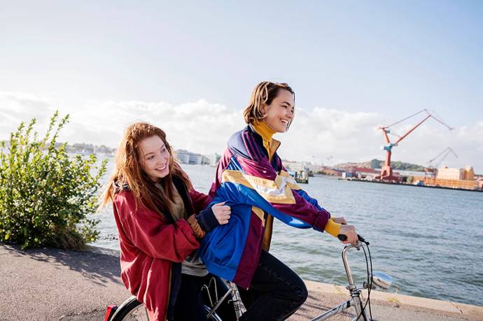 Nikki Hanseblad (Joanna) en Melina Benett Paukkonen (Audrey)