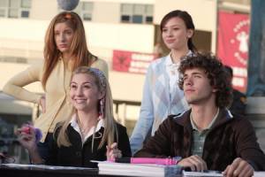 Stephen Ford (Cameron), Melise Jow (Quinn), Chelsea Kane (Meredith) en Anneliese van der Pol (Avery)