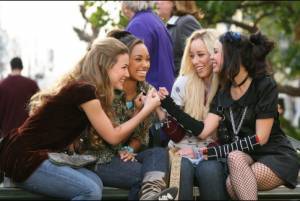 Janel Parrish (Jade), Nathalia Ramos (Yasmin) en Skyler Shaye (Cloe)