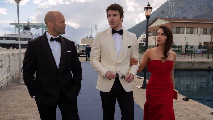 Jason Statham (Orson Fortune), Josh Hartnett (Danny Franscesco) en Aubrey Plaza (Sarah Fidel) in Operation Fortune: Ruse de guerre