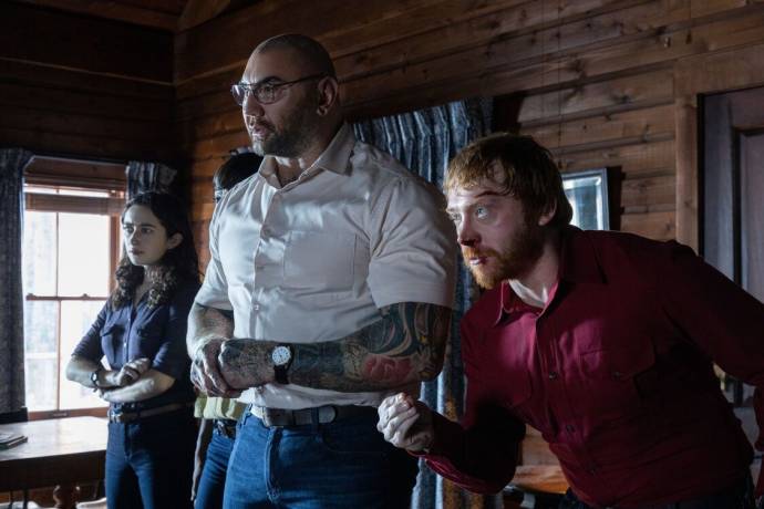 Abby Quinn (Ardiane), Dave Bautista (Leonard) en Rupert Grint (Redmond) in Knock at the Cabin