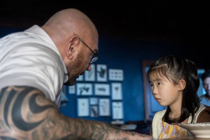 Dave Bautista (Leonard) en Kristen Cui (Wen) in Knock at the Cabin