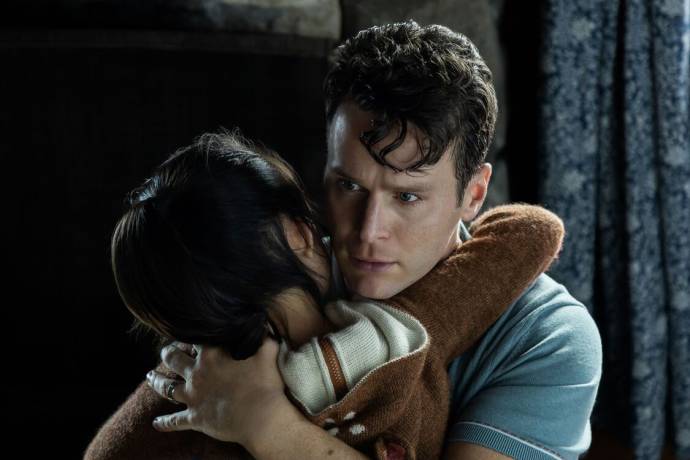 Kristen Cui (Wen) en Jonathan Groff (Eric) in Knock at the Cabin