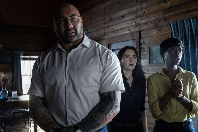 Dave Bautista (Leonard), Abby Quinn (Ardiane) en Nikki Amuka-Bird (Sabrina) in Knock at the Cabin