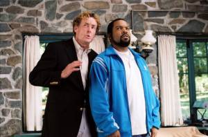 John C. McGinley (Chuck Mitchell Jr.) en Ice Cube (Nick Persons)