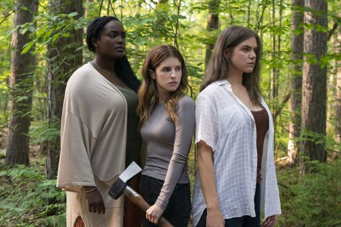 Wunmi Mosaku (Sophie), Anna Kendrick (Alice) en Kaniehtiio Horn (Tess)