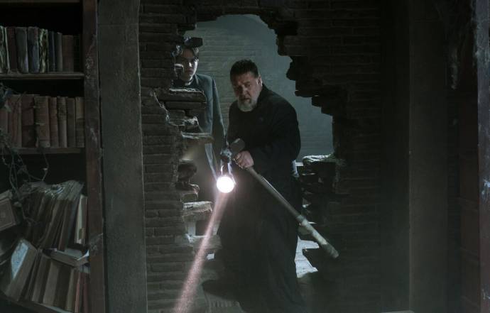 Daniel Zovatto (Father Esquibel) en Russell Crowe (Father Gabriele Amorth) in The Pope's Exorcist