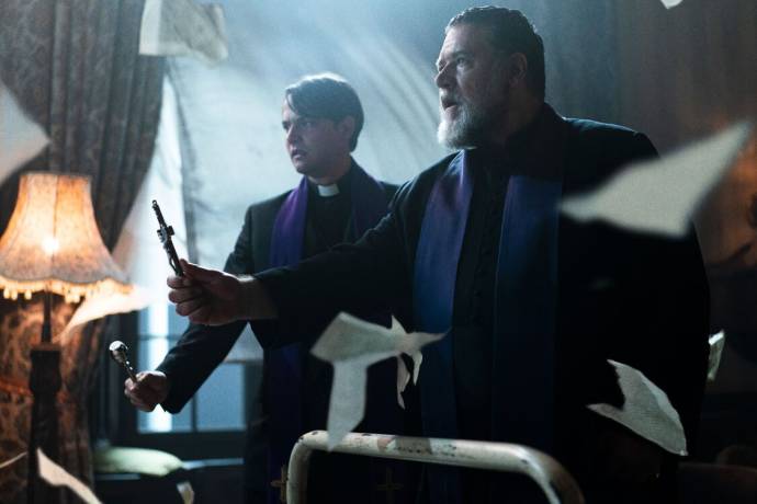 Daniel Zovatto (Father Esquibel) en Russell Crowe (Father Gabriele Amorth) in The Pope's Exorcist