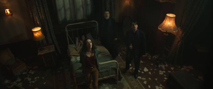 Peter DeSouza-Feighoney (Henry), Alex Essoe (Julia), Russell Crowe (Father Gabriele Amorth) en Daniel Zovatto (Father Esquibel) in The Pope's Exorcist