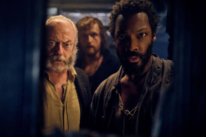 Liam Cunningham (Captain Eliot) en Corey Hawkins (Clemens)