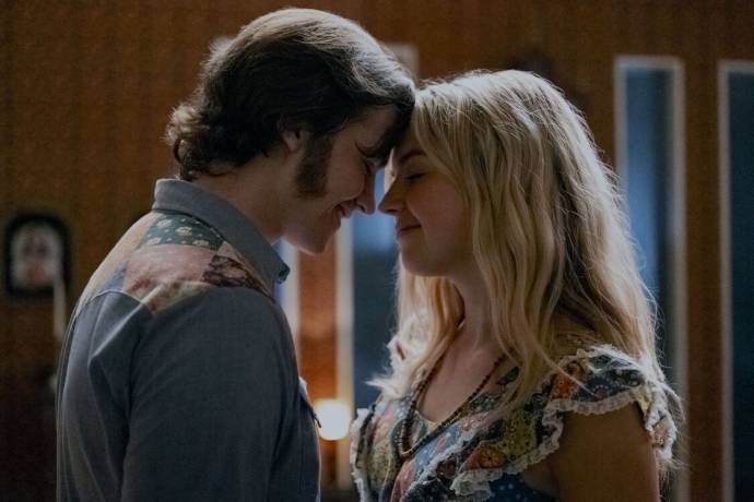 Joel Courtney (Greg Laurie) en Anna Grace Barlow (Cathe)