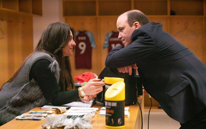 Phoebe Dynevor (Alexandra) en Rory Kinnear (Dave)