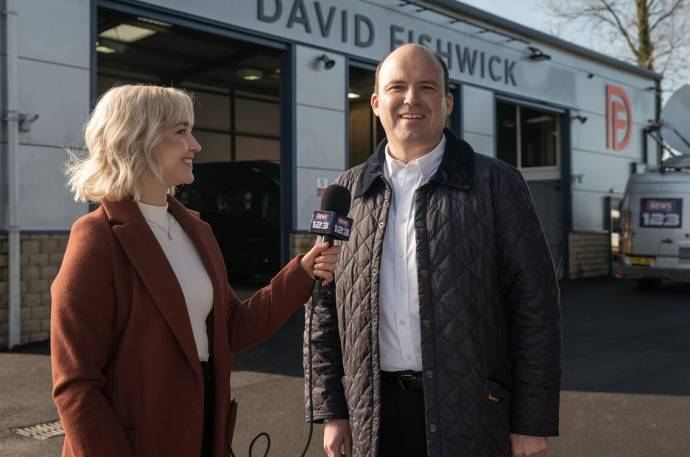 Florence Hall (Meghan) en Rory Kinnear (Dave)