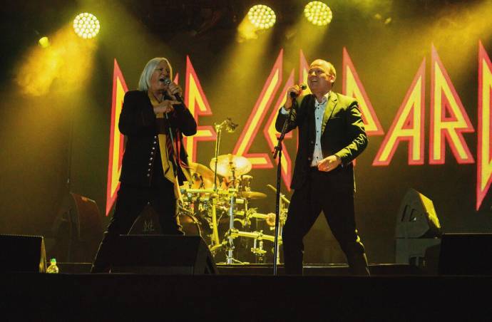 Def Leppard (Def Leppard) en Rory Kinnear (Dave)