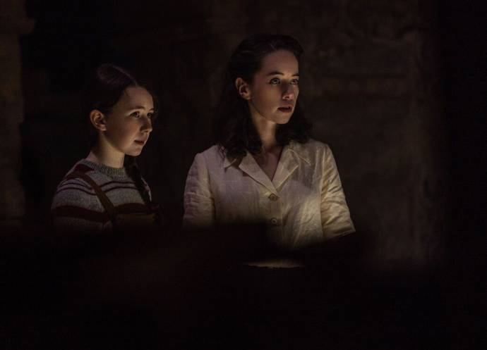 Anna Popplewell (Marcella) en Katelyn Rose Downey (Sophie)