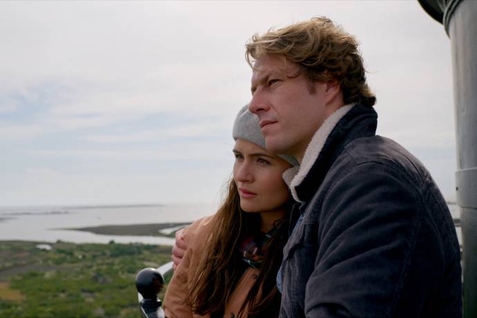 Phillipa Soo (Emma Blair) en Luke Bracey (Jesse)