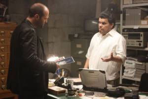 Luis Guzmán (Benny) en Jason Statham (Jack Crawford)