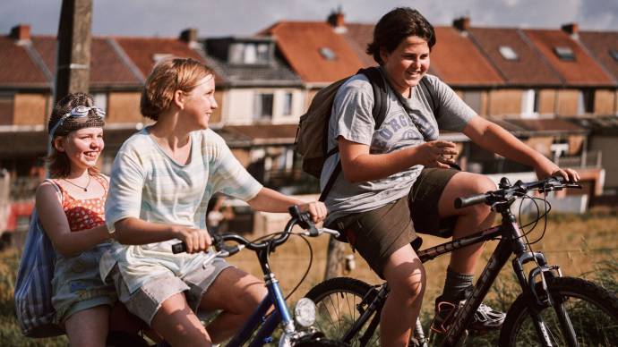 Amber Metdepenningen (Tess (young)), Rosa Marchant (Eva (young)) en Matthijs Meertens (Laurens (young))