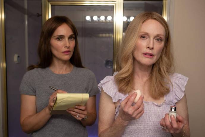 Natalie Portman (Elizabeth) en Julianne Moore (Gracie)