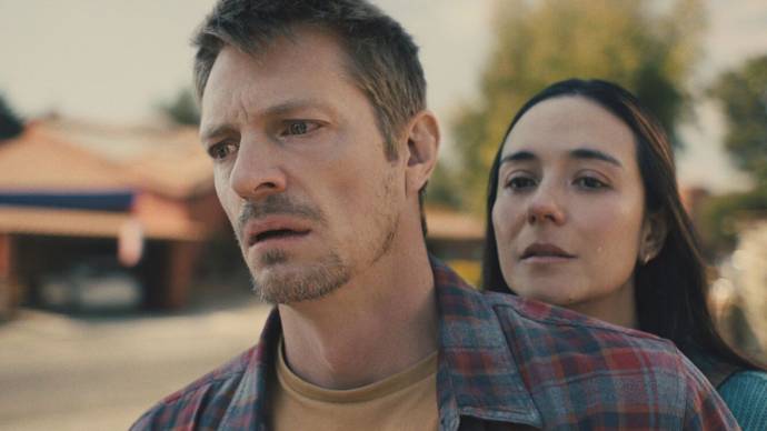 Joel Kinnaman (Godlock) en Catalina Sandino Moreno (Saya)