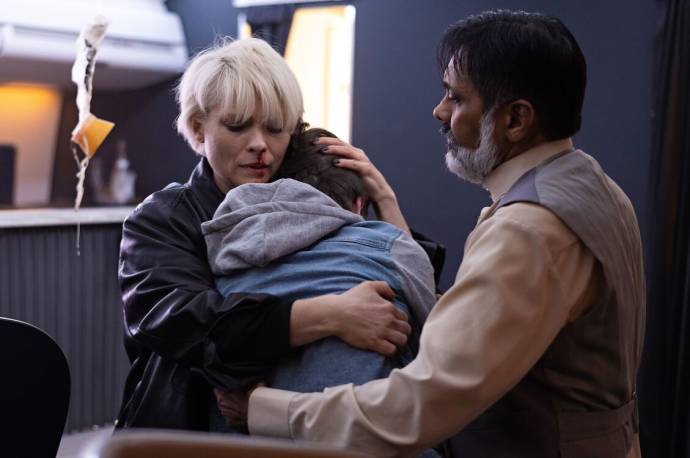 MyAnna Buring (Kim) en Anjul Nigam (Hitar)