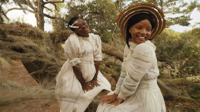 Phylicia Pearl Mpasi (Young Celie) en Halle Bailey (Nettie) in The Color Purple