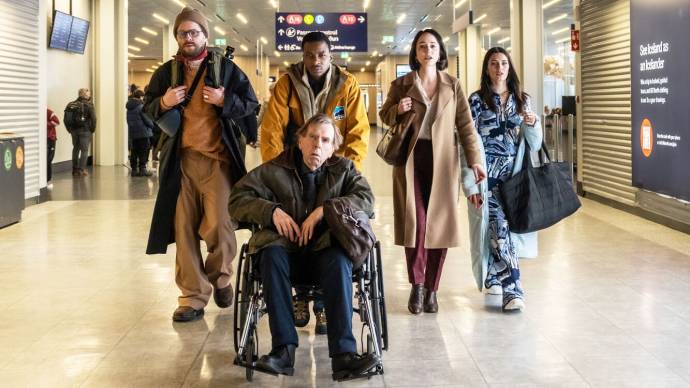 Sverrir Gudnason (Alfons), Simon Manyonda (Charles), Timothy Spall (Edward), Ella Rumpf (Coco) en Lydia Leonard (Sarah)