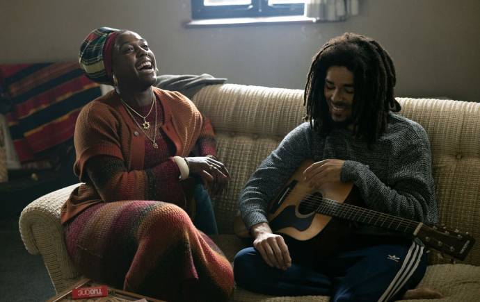 Lashana Lynch (Rita Marley) en Kingsley Ben-Adir (Bob Marley)