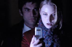 Wes Bentley (Thomas) en Rachel Nichols (Angela Bridges)