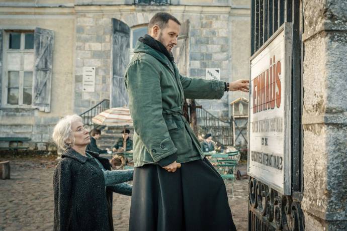 Emmanuelle Bercot (Lucie Coutaz) en Benjamin Lavern (Henri Grous dit l'Abb Pierre (as Benjamin Lavernhe de la Comdie Franaise))