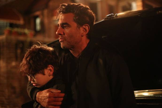 William A. Fitzgerald (Ezra (as William Fitzgerald)) en Bobby Cannavale (Max Bernal)