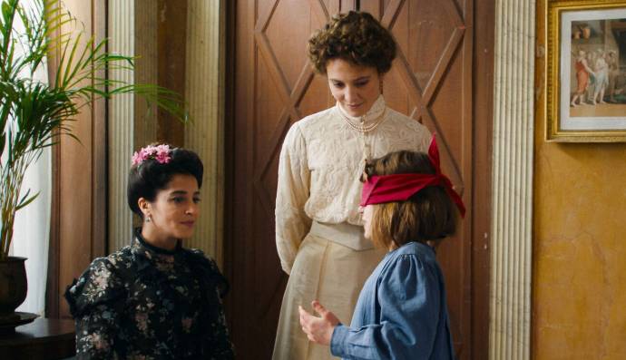 Leïla Bekhti (Lili d'Alengy) en Jasmine Trinca (Maria Montessori) in Maria Montessori (EN subtitles)