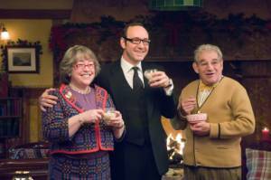 Kathy Bates (Mother Claus), Trevor Peacock (Papa Claus) en Kevin Spacey (Clyde Northcut)