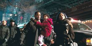 Alice Braga (Anna), Will Smith (Robert Neville) en Charlie Tahan (Ethan)