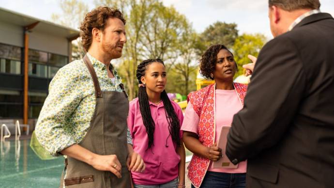 Pim Muda (Jan Dubbel), Esther Mbire (Lulu Dubbel) en Edsilia Rombley (Chanelle Dubbel) in Het Feest van Tante Rita 2 – De Chocobom