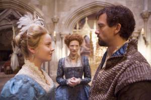 Cate Blanchett (Queen Elizabeth I), Abbie Cornish (Elizabeth Throckmorton) en Clive Owen (Sir Walter Raleigh)