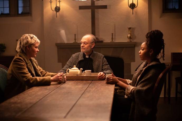 Ryan Simpkins (Lee%20Miller), David Hyde Pierce (Father%20Conor) en Chloe Bailey (Blake%20Holloway) in The Exorcism