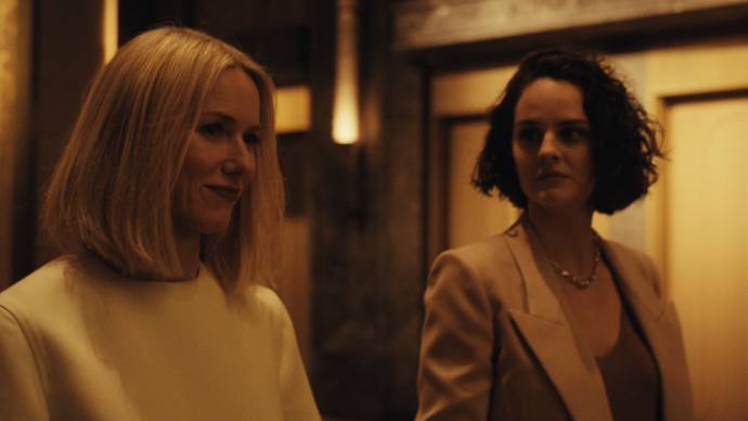 Naomi Watts (Margot) en Noémie Merlant (Emmanuelle) in Emmanuelle (EN subtitles)